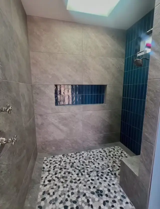 Outdoor shower with a pebble floor